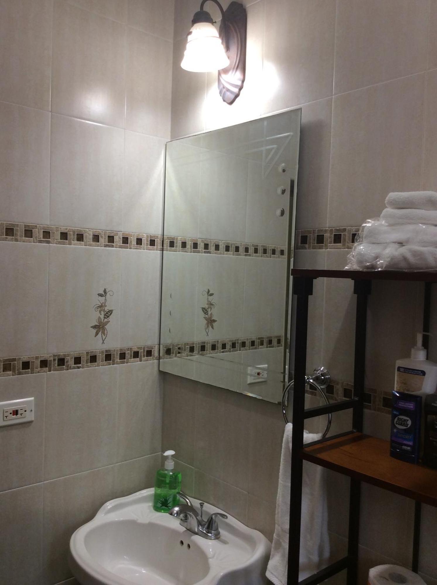 Le Quad - One Bedroom & Studio Apt - Private, Spacious & Secured Kingston Eksteriør bilde