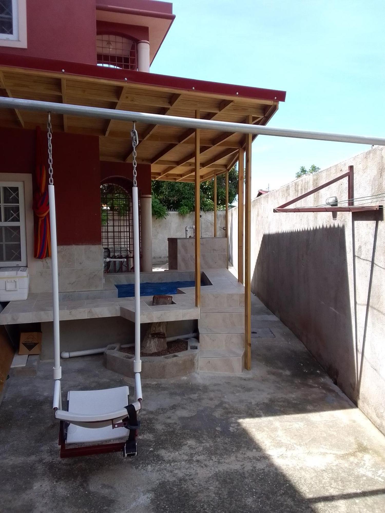 Le Quad - One Bedroom & Studio Apt - Private, Spacious & Secured Kingston Eksteriør bilde