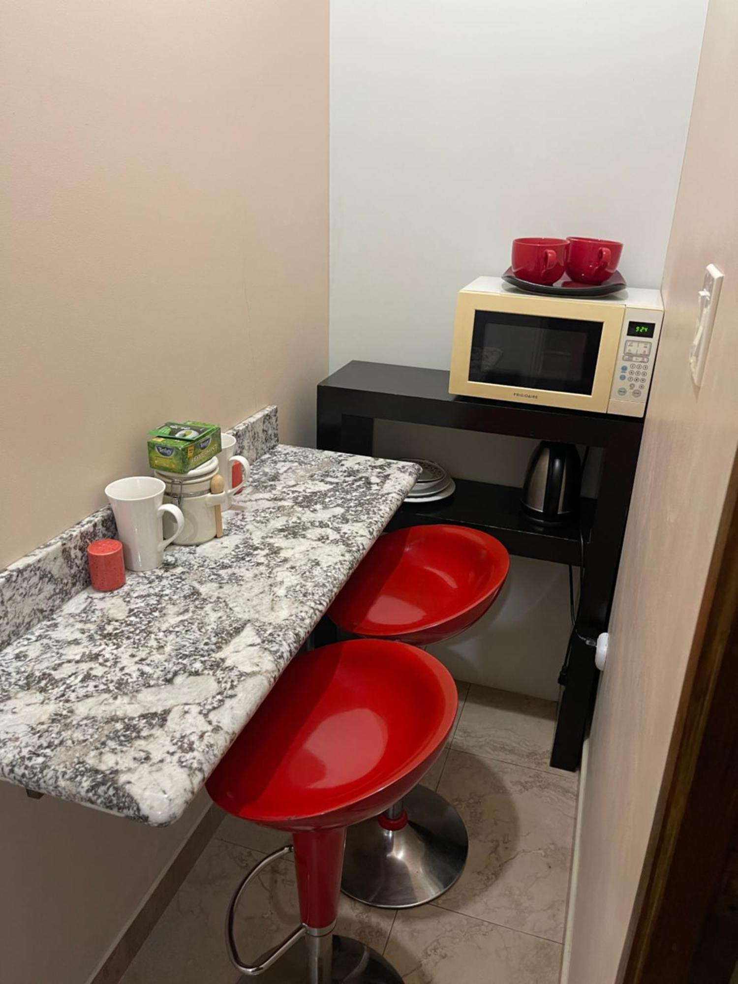 Le Quad - One Bedroom & Studio Apt - Private, Spacious & Secured Kingston Eksteriør bilde