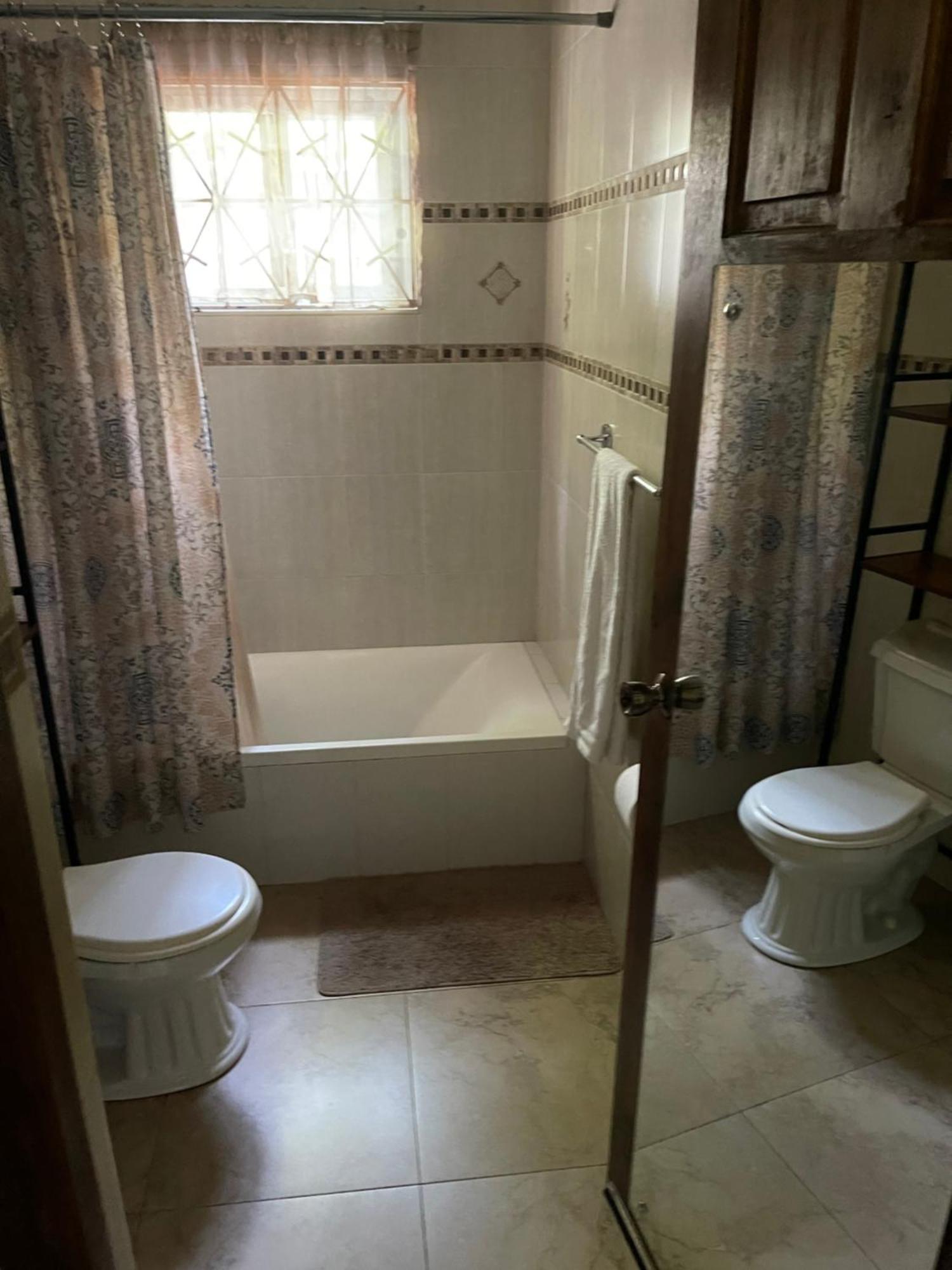 Le Quad - One Bedroom & Studio Apt - Private, Spacious & Secured Kingston Eksteriør bilde