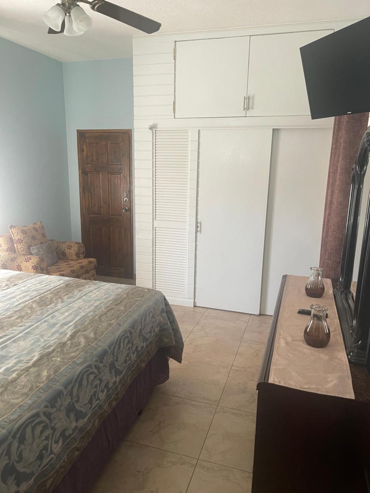 Le Quad - One Bedroom & Studio Apt - Private, Spacious & Secured Kingston Eksteriør bilde