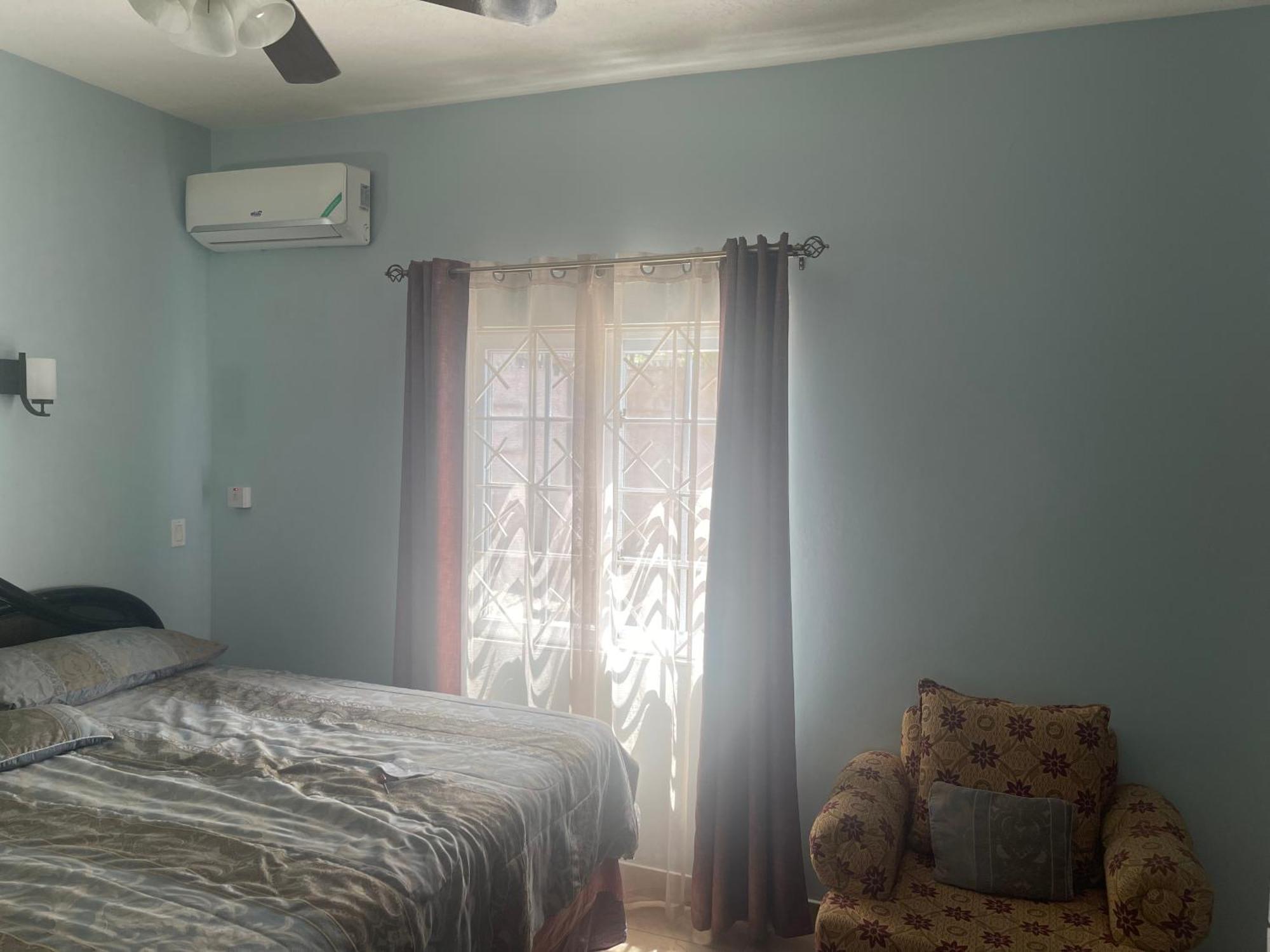 Le Quad - One Bedroom & Studio Apt - Private, Spacious & Secured Kingston Eksteriør bilde